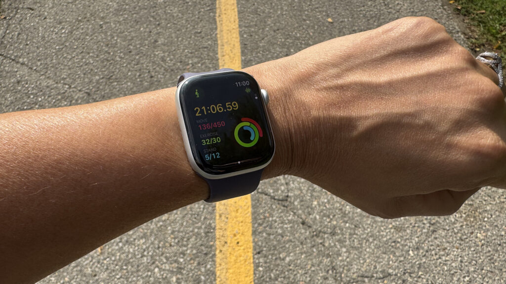 apple watch series 11 fitness tracking during outdoor workout